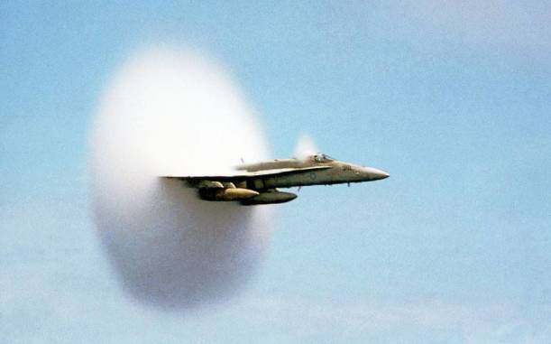 Amerika donanmasına ait F/A-18C Hornet tipi uçağın ses hızını geçtiği anın fotoğrafı çekildi. Uçağın arkasında bıraktıkları jet motoru izi ve nem bulutu.