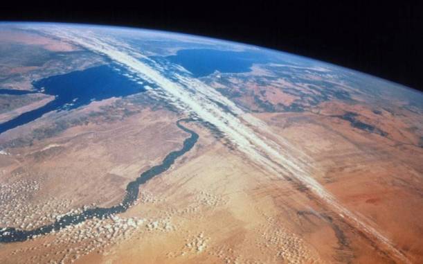 Sahra Çölü üzerinde görülen Jet stream bulutları. Hızlı hareket eden hava akımı nedeniyle gerçekleşir.