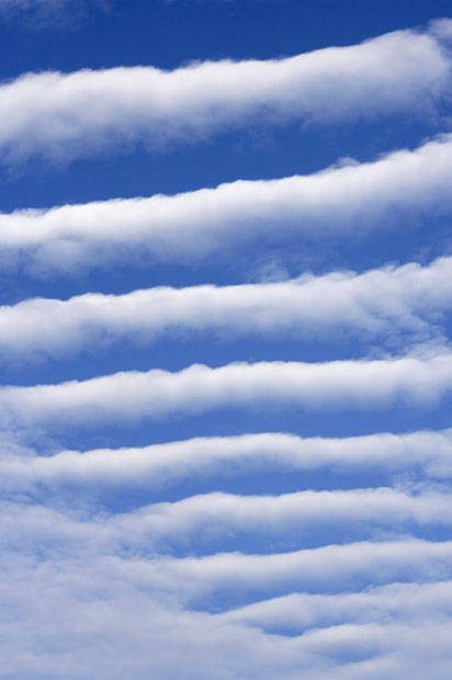Altocumulus bulutları, genellikle gölgeli, beyaz renge sahiptir.