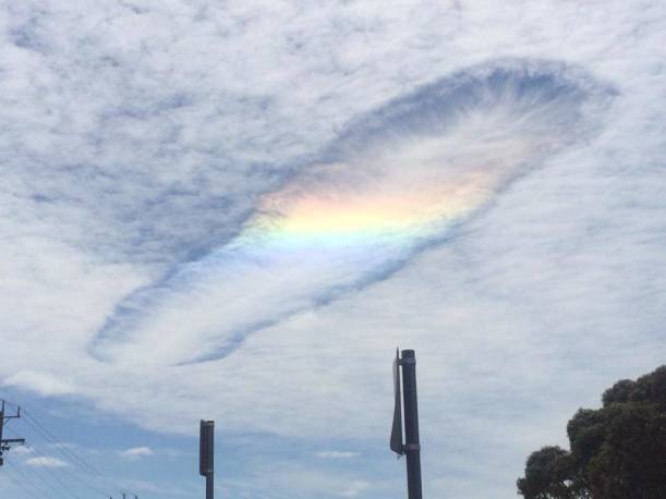 Avustralya'da yayın yapan abc.net.au sitesi, Cloud Appreciation Society'nin (Bulut Değerlendirme Topluluğu) bu olaya “Fallstreak Hole” denildiği bilgisini verdi. Nadir yaşanan bu hava olayı, kristalleşen su damlacıklarının bulut tabakasının altına inmesiyle oluşuyor. Ortasından gökkuşağı geçen ve Cennet’e açılan bir kapıyı andıran bulut sonrasında Avustralyalılar kameralarına sarıldı ve görüntüleri sosyal medyada paylaşmaya başladı.