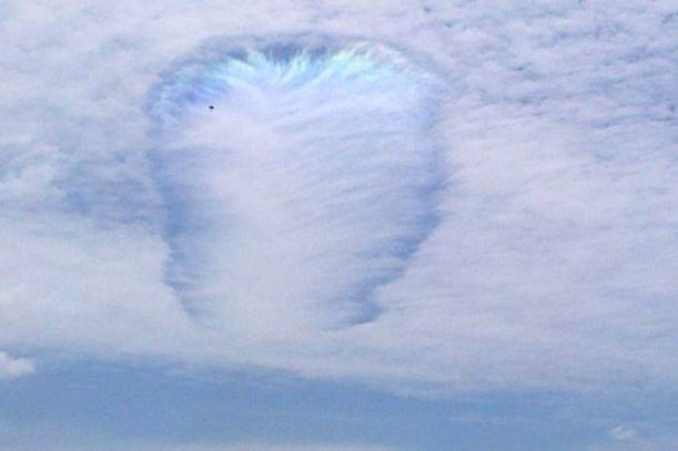 Fallstreak Hole, öğlen 1 sularında oluştu.