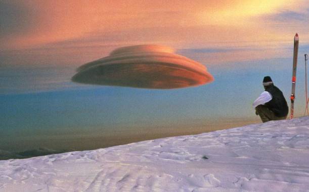 ‘Lenticular clouds’ veya ‘dağ dalgası bulutu’ adını da alan bu bulutlara ‘mercek bulutları’ denir. Bu bulutlar, genellikle kısa bir süre içinde havada bir değişiklik olmayacağını, havanın güneşli geçeceğini gösterir. Belli bir mesafeden bakıldığında ‘uzay gemileri’ne benzetilebilir. Bu bulutları oluştuğunda, çok fazla sayıda UFO gördüğünü sananlara şaşmamak gerekir.