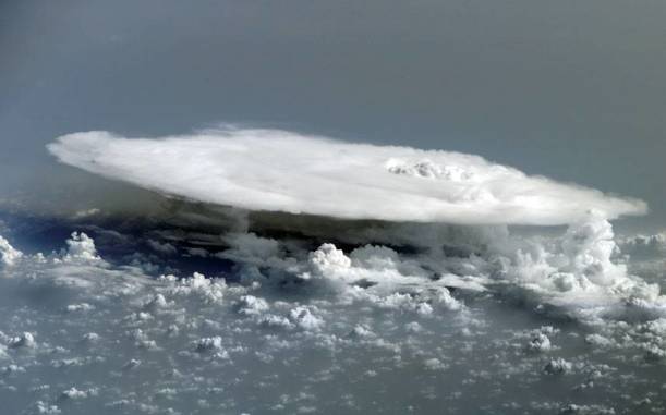 Fotoğraf Senegal ve Mali sınırında oluşan Cumulonimbus bulutları görülüyor. Bu bulutlar genelde şiddetli bir fırtınanın habercisidir. Kısaca CB olarak tanımlanan bulutlar, şimşek, yıldırım, sağanak, gök gürültüsü gibi tüm korkunç hava olaylarının da sebebi.. Pilotlar hiçbir zaman cumulonimbus bulutlarının içine girmez, etrafından dolaşır. Meteoroloji uzmanları ve pilotlar, katil bulutun içine giren bir uçağın sağlam çıkma şansınn yok denecek kadar az olduğunu söyler.