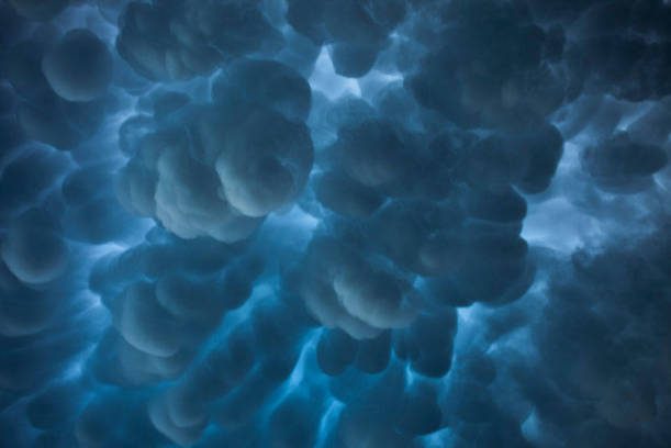 Mammatus, "meme bulut" veya "göğüs bulut" anlamına geliyor. Çok geniş alanları kaplayabilen bu tip bulutlar hareketsiz gibi görünse de şiddetli fırtınaların habercisidir.