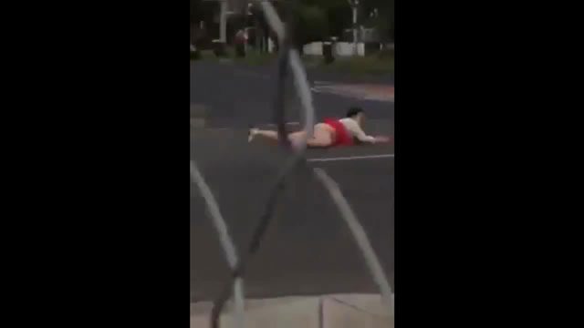 Soyunmakla da yetinmeyen kadın, bir yandan yere uzanıp tuhaf hareketler yaparken, bir yan dan da "Ben bir f.....m" diye bağırdı.