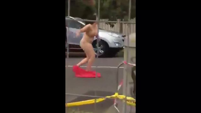 Hiçkimsenin müdahale etmediği sarhoş kadın, bir süre daha bağırıp çağırdıktan sonra bölgeden uzaklaştı.