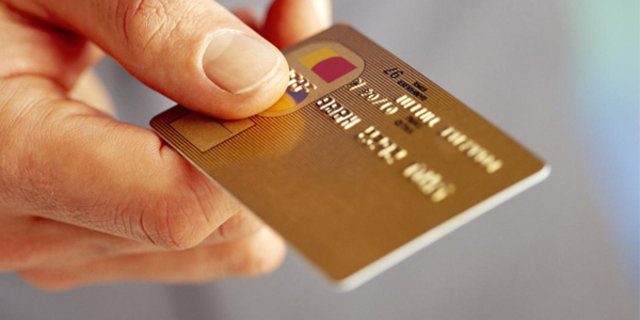 Kredi kartıyla alışveriş ve ödemeler internet olmadan çalışmaz. Hastanelerin ve dükkanların mal tedarik süreçleri aksar, varlık içinde yokluk baş gösterir. Türkiye nispeten hızlı adapte olsa da yurtdışında çok daha büyük bir ticari çöküş yaşanır.