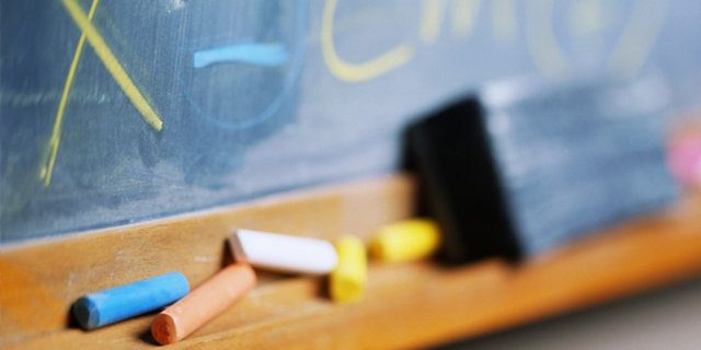 İnternet en son elden geçtiğinden bu yana 25 yıl oluyor. Kullandığımız ve günden güne yükünü arttırdığımız bu sistem, günümüzdeki kapasite göz önüne alınarak tasarlanmadı. nternet bir oyuncak ya da eğlence olmaktan çıktı. Çocuklar artık ödevlerini bile internet üzerinden yapıyor. Öğretmenlerin verdiği ödevler, ailelerin ve gençlerin iyi bildiği gibi kütüphanelerde kitap karıştırarak değil, internet üzerinden hazırlanıyor. Yani eğitim de darbe alır.