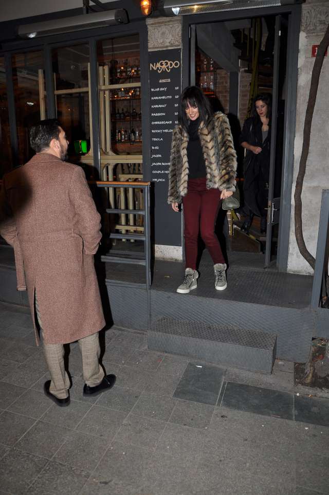 Saatin ilerlemesi ile mekanı kapatan çalışanlar yaklaşık 1 saat oyuncuları bekledi.