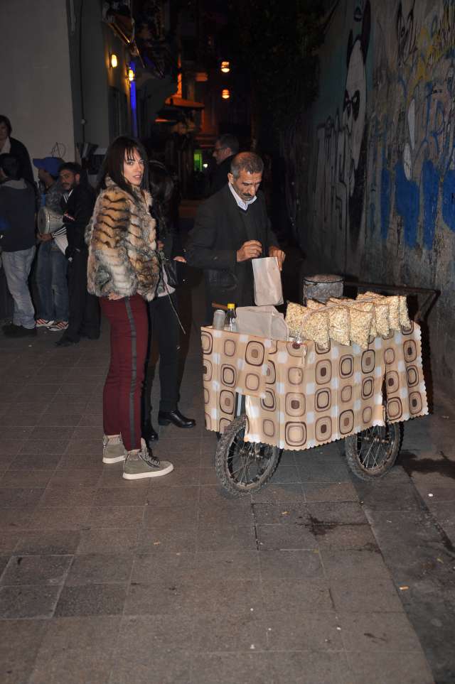 Kapıda patlamış mısır satan satıcıdan mısır alan Seda Bakan aynı hızla tekrar mekan içerisine girdi.