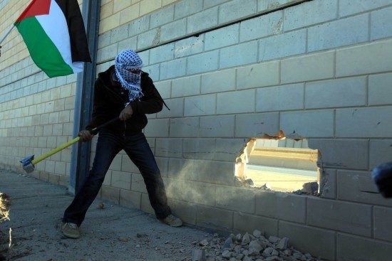 İsmini vermek istemeyen aktivist, "Bu delik, Filistin topraklarını, İsrailli yerleşimcilerin çıkarları için ayıran Ayrım Duvarı'nın sonunun başlangıcıdır. Bu duvar, modern çağda ırkçı ayrılığın ifadesidir" şeklinde konuştu.