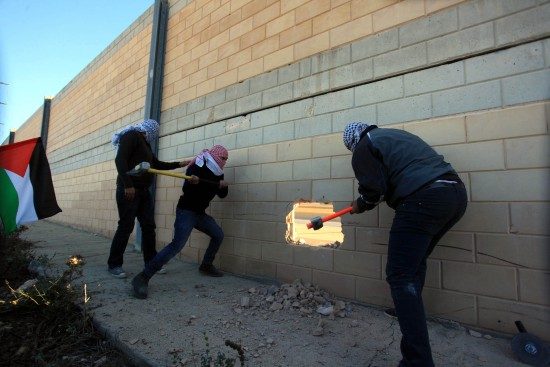 Ayrım Duvarı ve Yahudi Yerleşimcilerine Karşı Direniş Komiteleri aktivistleri, kentin Bi'r Nabala beldesi yakınlarında Ayrım Duvarı'nda delik açarak bölgeye Filistin bayrağı dikti.