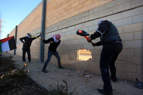 Filistinli aktivistlerin Berlin Duvarı'nın yıkılışının yıldönümü nedeniyle, Kudüs'teki Ayrım Duvarı'nda delik açtıkları belirtildi.