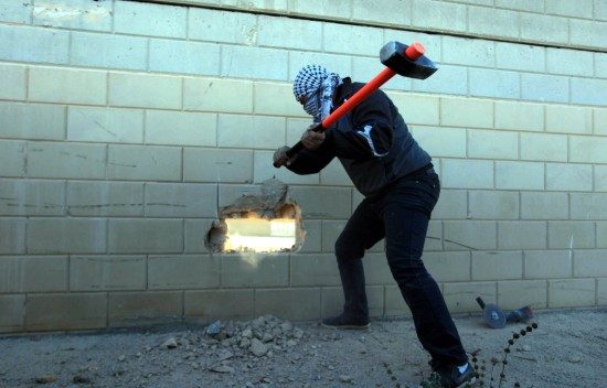 Filistinli aktivistler, Berlin Duvarı'nın yıkılışının yıldönümü nedeniyle, Kudüs'teki Ayrım Duvarı'nda delik açtı.