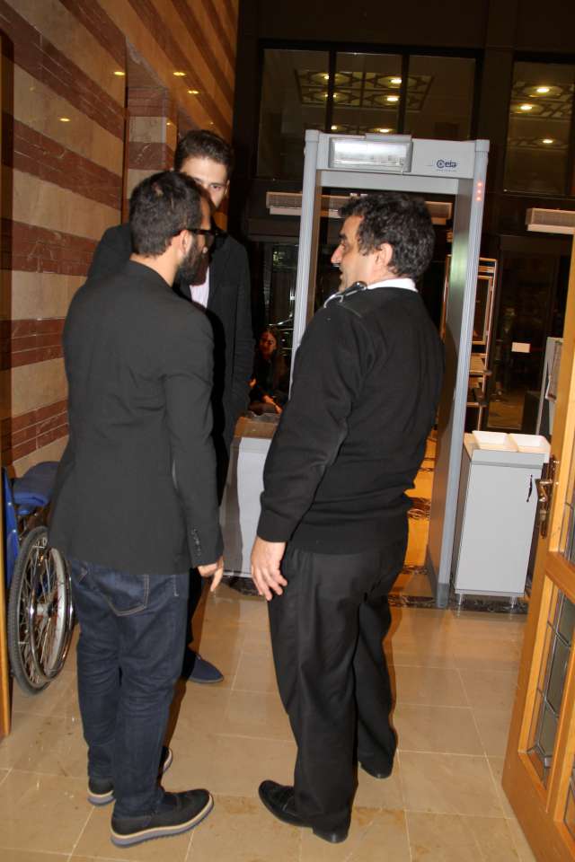 Emre Kızılırmak, dediğini yaptı ve x-ray cihazını kullanmadan törene giriş yaptı. Olayın tatlıya bağlanmasından sonra yakışıklı oyuncu, gazetecilerle yaptığı sohbette ”Artık fotokopilenmek istemiyorum.