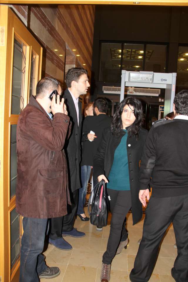 Emre Kızılırmak, tören girişinde X-Ray cihazını kullanmadan giriş yapmak istedi. Güvelik görevlisi de yakışıklı oyuncuyu x-ray cihazından geçmeden törene alamayacağını söyledi.