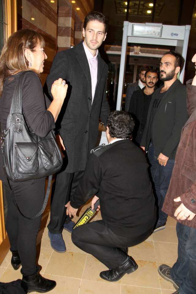 Neden kalmıyor çünkü röntgenin zararlılarını bildikleri için. Bu cihazdan geçtiğim zaman kendimi çok halsiz ve yorgun hissediyorum.