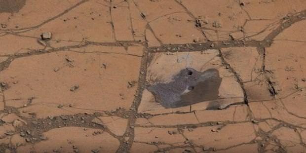 Amerikan Havacılık ve Uzay Dairesi (NASA), insansız hava aracı Curiosity'nin Mars'tan aldığı mineral örneklerinin ve yüzeyde açılan çukurun fotoğrafını yayınladı. Geçtiğimiz günlerde Curiosity'nin aldığı örneklerde feldisfat ve olivin minerallerinin bulunduğunu açıklamıştı. NASA CheMin adındaki robotik kolun Mars yüzeyinde açtığı çukurun fotoğrafını da yayınladı