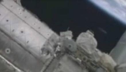 NASA, gün geçmiyor ki uzaydan dünyayı şaşkına çeviren yeni görüntüleri paylaşmasın! Son olarak Uluslararası Uzay İstasyonu'nda (ISS) bulunan astronotlar, bir UFO görüntüledi. NASA astronotu Reid Wiseman ile Avrupa Uzay Ajansı'ndan Alexander Gerst, görüntü çekildiği sırada istasyonun dışında bakım işleri yapmaktaydı.