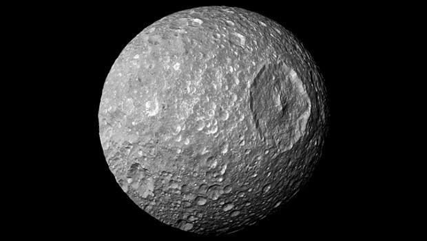 NASA, Satürn'ün uydularından Mimas'ın, yüzeyinin altında dev bir okyanusun olabileceğini açıkladı.
