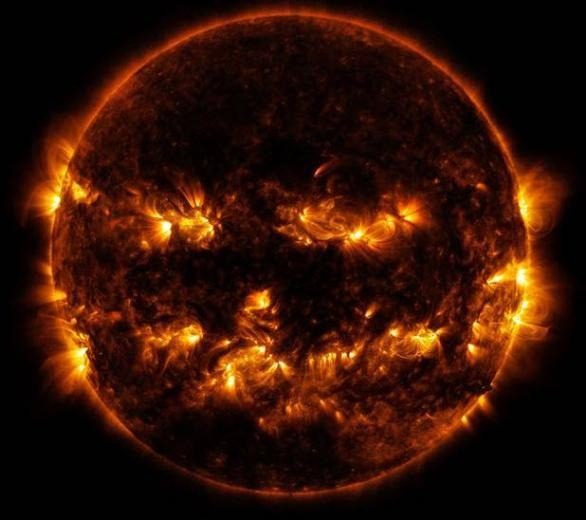 31 Ekim'de kutlanacak olan Cadılar Bayramı öncesi NASA'nın yayınladığı bir fotoğraf görenleri şaşkına çevirdi. Güneş'in 8 Ekim'de çekilen bu son fotoğrafında Cadılar Bayramı'nın bir parçası olan içine mum yerleştirilmiş ve oyulmuş balkabağına olan benzerliği dikkat çekti.