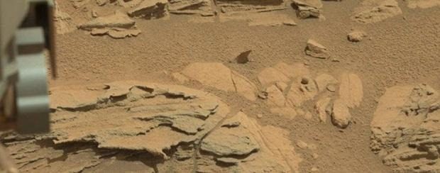 NASA'daki bilimadamları ise bu fotoğrafta görülen objenin insan ya da uzaylı yapımı bir top olmadığını, yalnızca 'katılaşma' yoluyla oluşan bir kayacık olduğunu ifade ediyor.