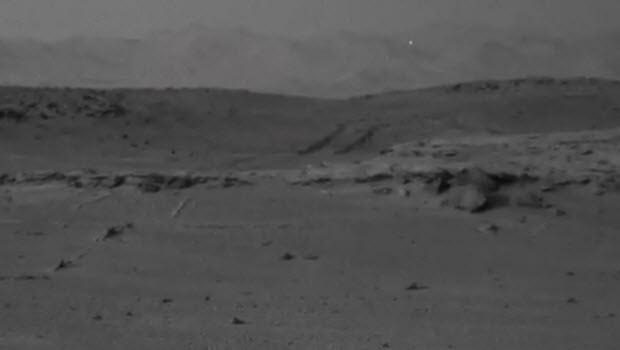 NASA'nın yayınladığı bir başka fotoğraf da tartışmalara neden oldu. Uzun süredir Mars'ta bulunan Curiosity isimli aracın çektiği görüntülerde UFO olduğu düşünülen beyaz bir nokta dikkat çekiyor. Peki gerçekten de bu mümkün mü?