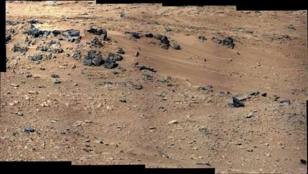Ancak Mars'ta UFO var mı sorusu elbette ilk kez akıllara gelmiyor. Daha önce de Curiosity'nin yayınladığı bir fotoğrafta ışık süzmesi dikkat çekmiş, UFO olduğu düşünülmüştü.