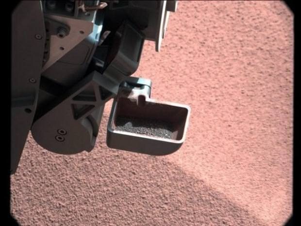 Fotoğrafın gereğinden çok tartışılmasının ardından NASA'dan açıklama gecikmemişti. Her hafta bu tip fotoğraflarla karşılaştıklarını belirten NASA yetkilileri, bu ışığın kayaya vuran kozmik bir ışık olabileceği veya Güneş'ten gelen ışığın kırılmasıyla böylesi bir görüntünün ortaya çıkabileceğine dikkat çekmişti.