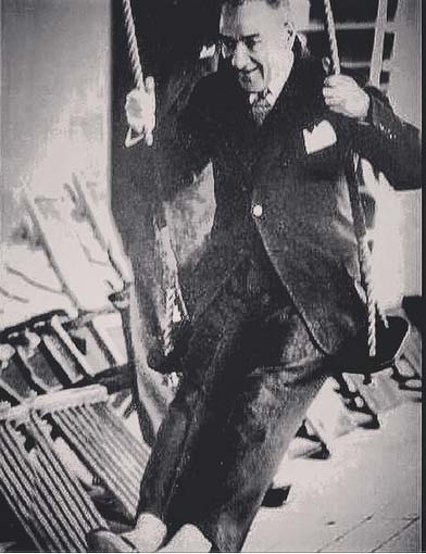 GÜLBEN ERGENHiç ölmemişsin gibi yaşamak zor değil... Yaptıklarına,emeklerine,önemsediklerine ve bize kazandırdıklarına bakarak...