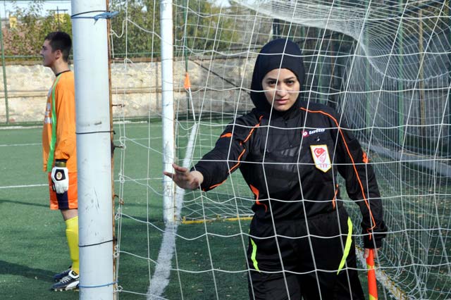 Yan hakem Hatice Usanmaz maçta başı açık görev yaptı. Türkiye Futbol Federasyonu'nun HİF hakemi uygulamasında başarılı sonuçlar alan hakemler, 2 yıl içinde il hakemi olma hakkı kazanabiliyor. Buhra Yurdakul da başarısını sürdürmesi halinde il hakemliğine yükselebilecek.
