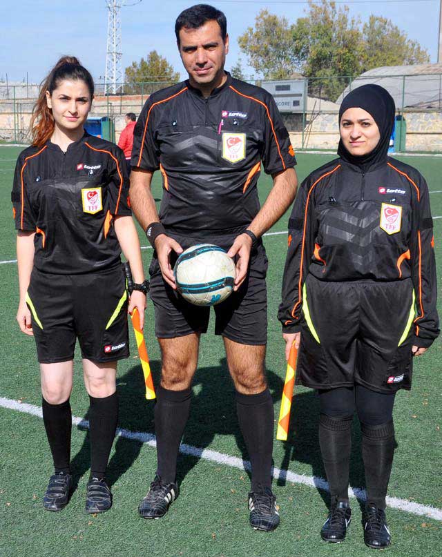 Afyonkarahisar'da hafta sonu U-15 Ligi'nde Demirspor'la Sandıklıspor arasında Atatürk Spor Tesisleri 3 No'lu sahada oynanan maçta, Afyon Kocatepe Üniversitesi İktisadi ve İdari Bilimler Fakültesi Maliye Bölümü 3'üncü sınıf öğrencisi 21 yaşındaki Buhra Yurdakul, başörtüsüyle görev yaptı. 2013 yılında katıldığı hakem kursu ardından Herkes İçin Futbol (HİF) hakemi olarak çıktığı ilk maçında yan hakemlik yapan Yurdakul, Türkiye'de ilk kez başörtüsüyle maç yöneten hakem oldu.