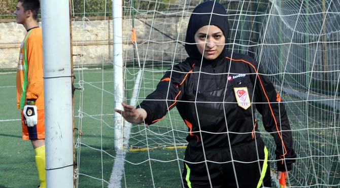 Uluslararası Futbol Federasyonları Birliği'nin (FIFA) Ekim ayında kadın futbolcu ve hakemlerin başörtüyle maça çıkmasına izin verdiği kararın ardından, Türkiye'de ilk kez bir başörtülü kadın hakem Afyonkarahisar'da maç yönetti.