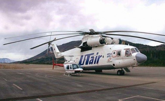 Dünyanın en büyük helikopteri Mil Mi-26. 20 ton kargo taşıyabilen Rus Mil şirketinin imalatı Mi-26 hem sivil hem de askeri amaçlı kullanılıyor.