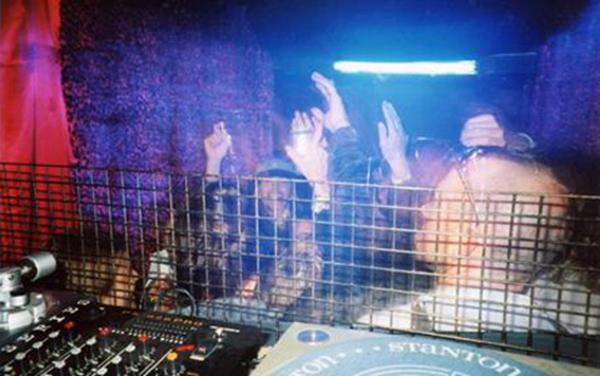 1. Miniscule of Sound<br /><br />Gezici bir mekan olan Miniscule Of Sound, çeşitli etkinlik alanlarına mobil bir eğlence merkezi olarak giderek hizmet veriyor. Sadece 14 kişinin sığabildiği dünyanın en küçük gece kulübünün girişinde koruması, kırmızı halısı, başarılı bir DJ'i ve profesyonel ışıklandırma sistemleri var.