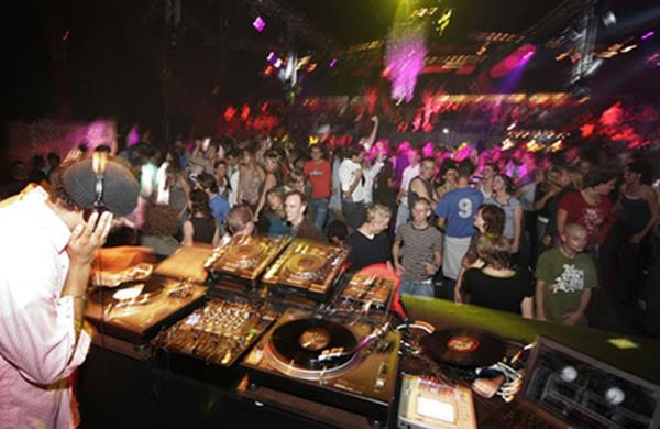 2. Club Surya Eco-Bar<br /><br />Londra'daki bu eğlence merkezine gittiğinizde "Haydi kalkın camiye mi geldik?" şeklinde bir soruyla asla karşılaşmayacağınıza emin olabilirsiniz. Çünkü zaten herkes dans etmezse mekanın elektrikleri kesiliyor.