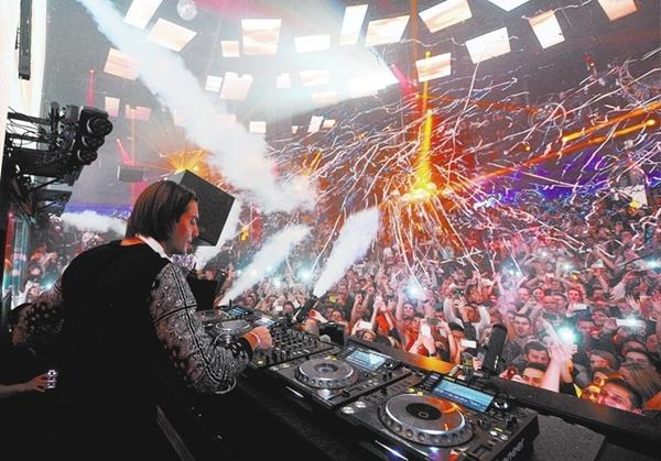 7. Light<br /><br />Las Vegas'ın bu en garip mekanına gidecekseniz migren hastası olmadığınızdan ve gözlerinizin ışığa karşı duyarlı olup olmadığından emin olun. Çünkü mekan tam anlamıyla bir ışık bombardımanından ibaret.