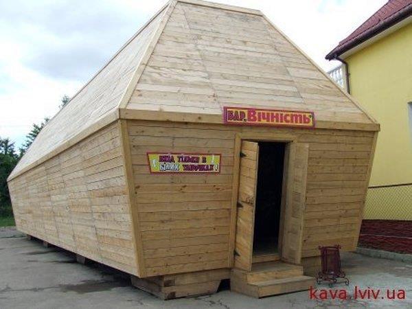 Devasa bir tabut tasarımına sahip olan mekanın içinde ölmüşlerinizin ruhuna kadeh kaldırırken yaşayacağınız efkar ve bunalım, tamamen işletmenin garantisi altında!