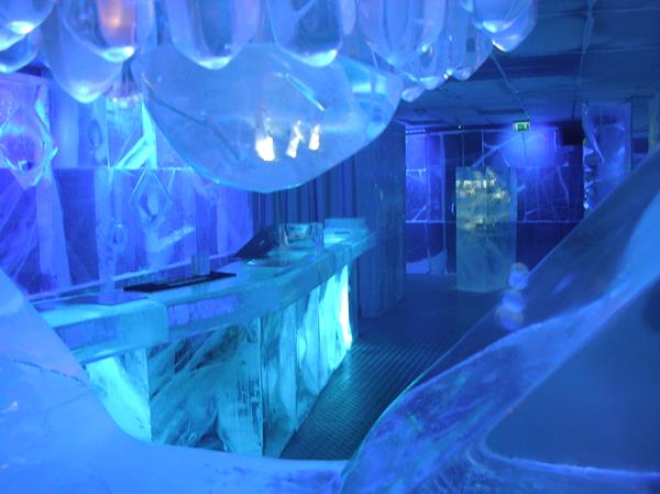 10. Icebar<br /><br />Stokholm'deki bu mekanın içinde dans etmekten başka bir çareniz yok çünkü eğer durursanız -5 derecelik sıcaklıkta donabilirsiniz.
