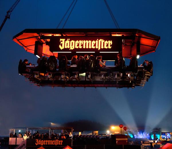 12. Jagermeister’s Flying Bar<br /><br />Popüler bir alkollü içki markasının icadı olan bu mekanın barında kesinlikle sarhoş olmamanız gerekli çünkü bar sizi kelimenin tam anlamıyla uçuruyor!