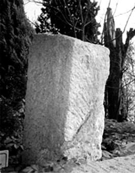 “Cellât mezar taşları”. 40–50 cm eninde, 160–170 cm boyunda dikdörtgen şeklinde olan bu taşlar kefeki’den yapılmıştır.