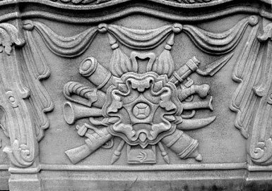 Mezar taşlarında asker kökenli kişilerin en çok tercih ettikleri motif ise “Osmanlı Devlet Arması”dır. Birçok devlet adamının, önemli işlere imza armış askerin mezar taşı Şevkat, Mecidi veya Hamidi Nişanları ile süslüdür.