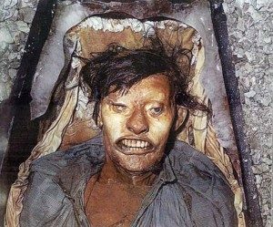 Dünyada bulunan binlerce yıl öncesine ait mumyaların büyük bir kısmı ilk günkü halini koruyor.. İşte o dehşete düşüren mumyalar.. <br /><br />Sir John Franklin