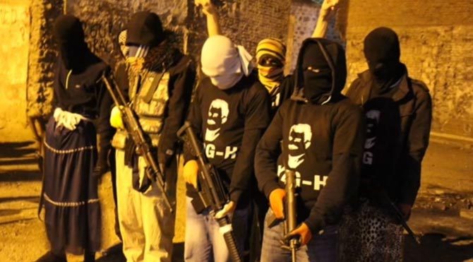 Melik Ahmet Caddesi’ne Kalaşnikoflarla çıkan yüzü kapalı örgüt mensupları kazma ve küreklerle sokak başlarını kazıyor, barikatlar kuruyor. Eylem yapılan bölgedeki duvarlara “Sur kantonuna hoş geldiniz.” yazısı yazılıyor.