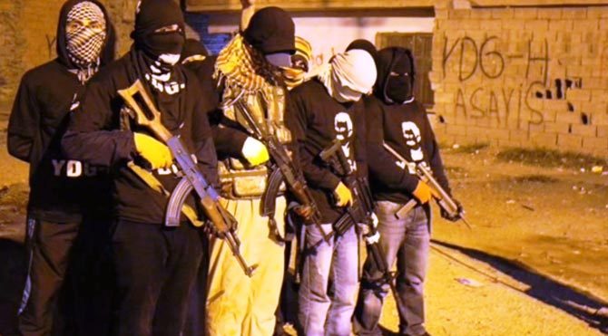 PKK’nın gençlik yapılanması YDG-H, Şırnak’ın Cizre ve İdil ilçesinden sonra Diyarbakır’ın merkez Sur ilçesinde de hendek kazdı. Ellerindeki Kalaşnikoflarla önce kimlik kontrolü yapan yüzü kapalı örgüt mensupları, daha sonra kazma kürekle hendek kazdı.