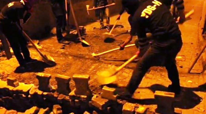 Aynı bölgede daha önce uyuşturucu operasyonu da yapan örgüt mensuplarının hendek kazma eylemini emniyetin 24 saat izlediği MOBESE kameralarının altında yapması ise dikkat çekti. PKK’nın gençlik ve asayiş birimi olarak bilinen YDG-H, 26 Ekim’de Cizre’nin iki mahallesinde, bir hafta önce de Silopi’nin Zap Mahallesinde tören düzenleyerek özerklik ilan etti.