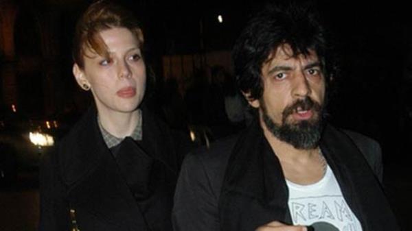 2.Okan Bayülgen<br /><br />İlk evliliğini çok genç yaşlarda yapan Bayülgen, kısa süreli bir evlilik daha yaşadıktan sonra Zeyno Gönenç ile dünya evine girdi. Çok konuşulan bu evlilikte de aradığını bulamayan Okan Bayülgen, en son 2008'de Şirin Ediger'le evlendi ve İstanbul adında bir kız çocuğuna sahip oldu. Ancak bu evlilikte uzun sürmedi ve Bayülgen 2014'te 4. eşinden boşandı.