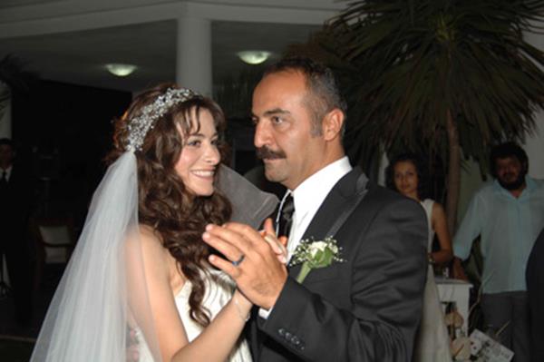 3.Yılmaz Erdoğan<br /><br />İlk olarak 1993'te Sanem Oktar ile dünya evine giren Yılmaz Erdoğan, Berfin adlı bir kız çocuğu dünyaya getirdiği bu evliliğini 1998 yılında noktaladı. 1998 sonrasında pek çok isimle adı bir arda anılan Erdoğan, 2010 yılında Belçim Bilgin ile evlendi ve bu evlilikten Rodin adında bir çocuğu daha oldu. Belçim Bilgin ile defalarca boşanacakları yönünde haberler çıkan Erdoğan, hala bu evliliğini sürdürüyor.