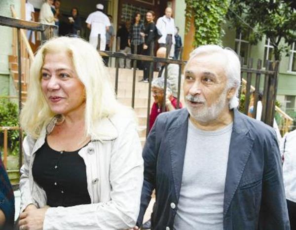 8.Müjdat Gezen<br /><br />İlk evliliğinden Elif adında bir kızı olan Müjdat Gezen, 12 yıllık bu birlikteliği noktaladıktan sonra 2. evliliğine 1988'de Leyla Turgut'la imza attı. İlk eşi Gün İrk'in vefatıyla acı bir tecrübe yaşayan Gezen'in Leyla Turgut'la evliliği sürüyor.