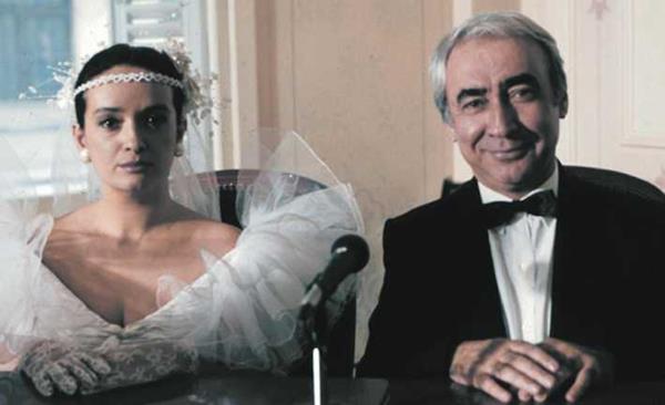11.Şener Şen<br /><br />Usta oyuncu Şener Şen Bengü Şen adında bir kız çocuğu sahibi olduğu ilk evliliğini noktaladıktan sonra 1989'da Sermin Hürmeriç ile dünya evine girdi. Şener Şen'in bu ikinci evliliği ise ancak 8 yıl sürebildi ve çift 1997'de boşandı.